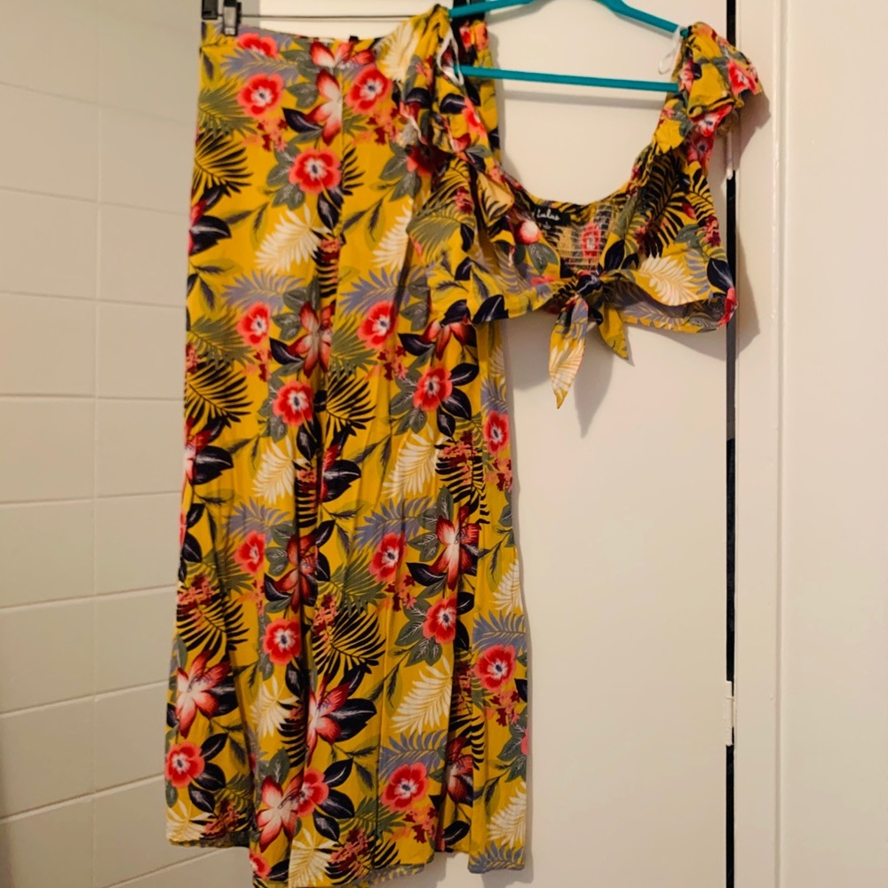 Lulu’s 2 piece tropical print pant and crop top